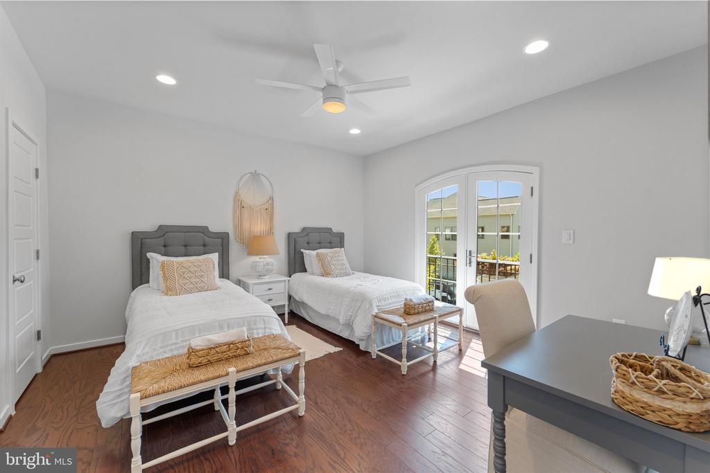 13064 Amber Dell Ct