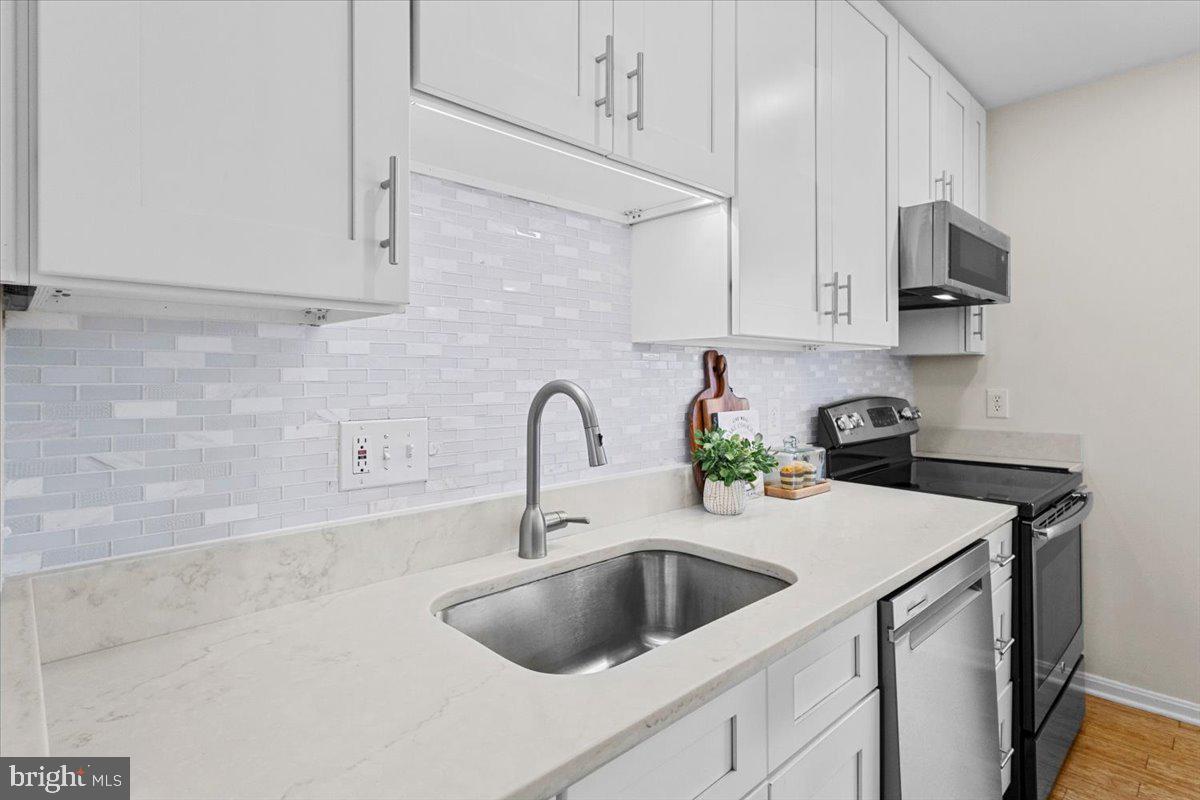 7702 NEWINGTON FOREST AVENUE