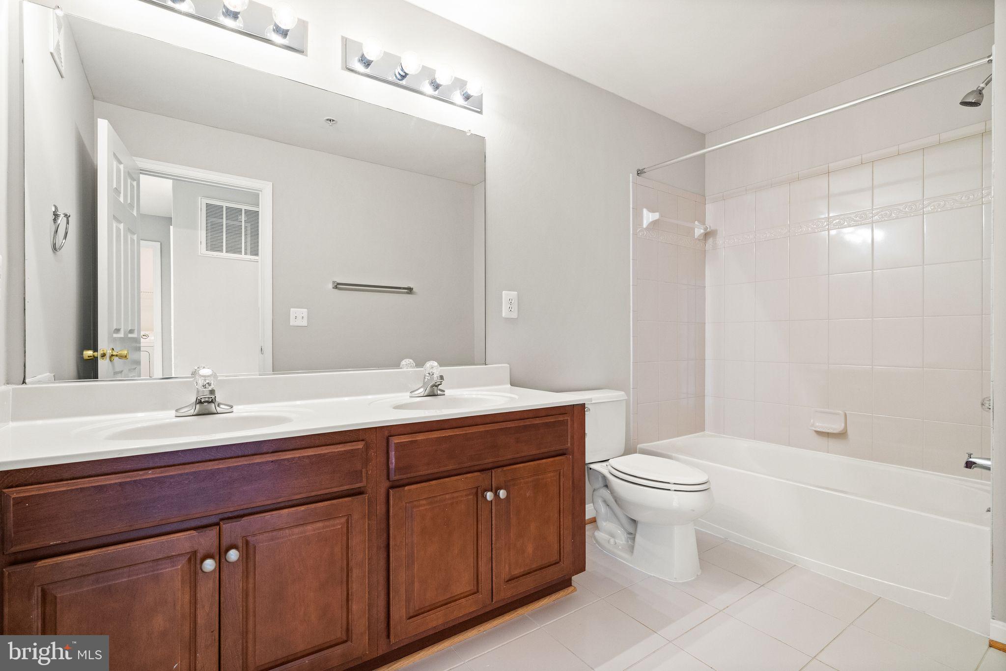 15571 JOHN DISKIN CIRCLE