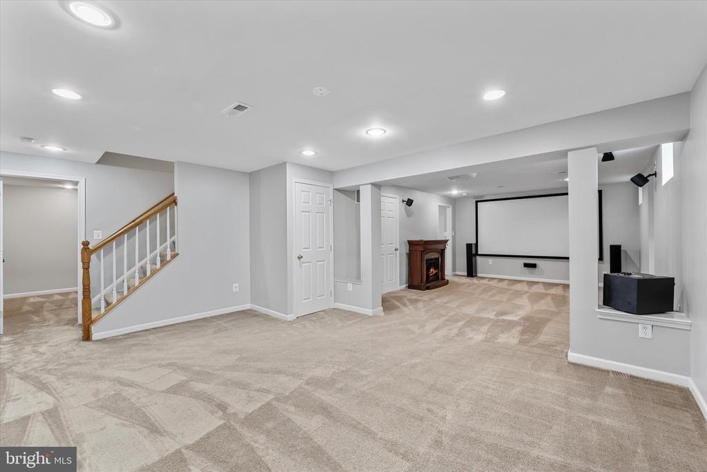 3933 Leaf Lawn Ln