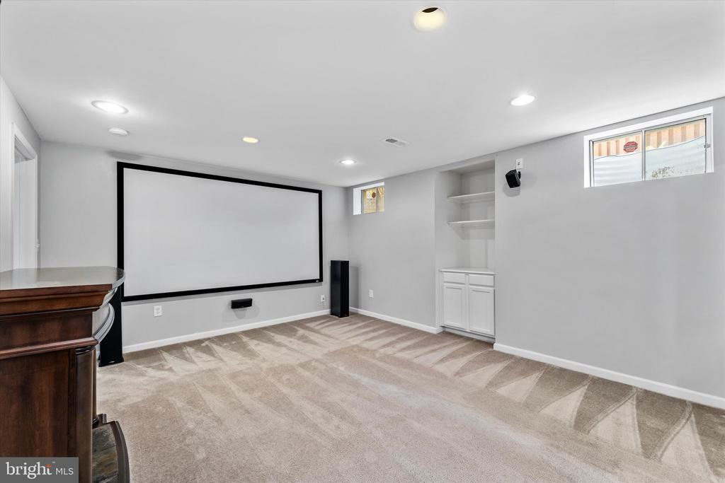3933 Leaf Lawn Ln