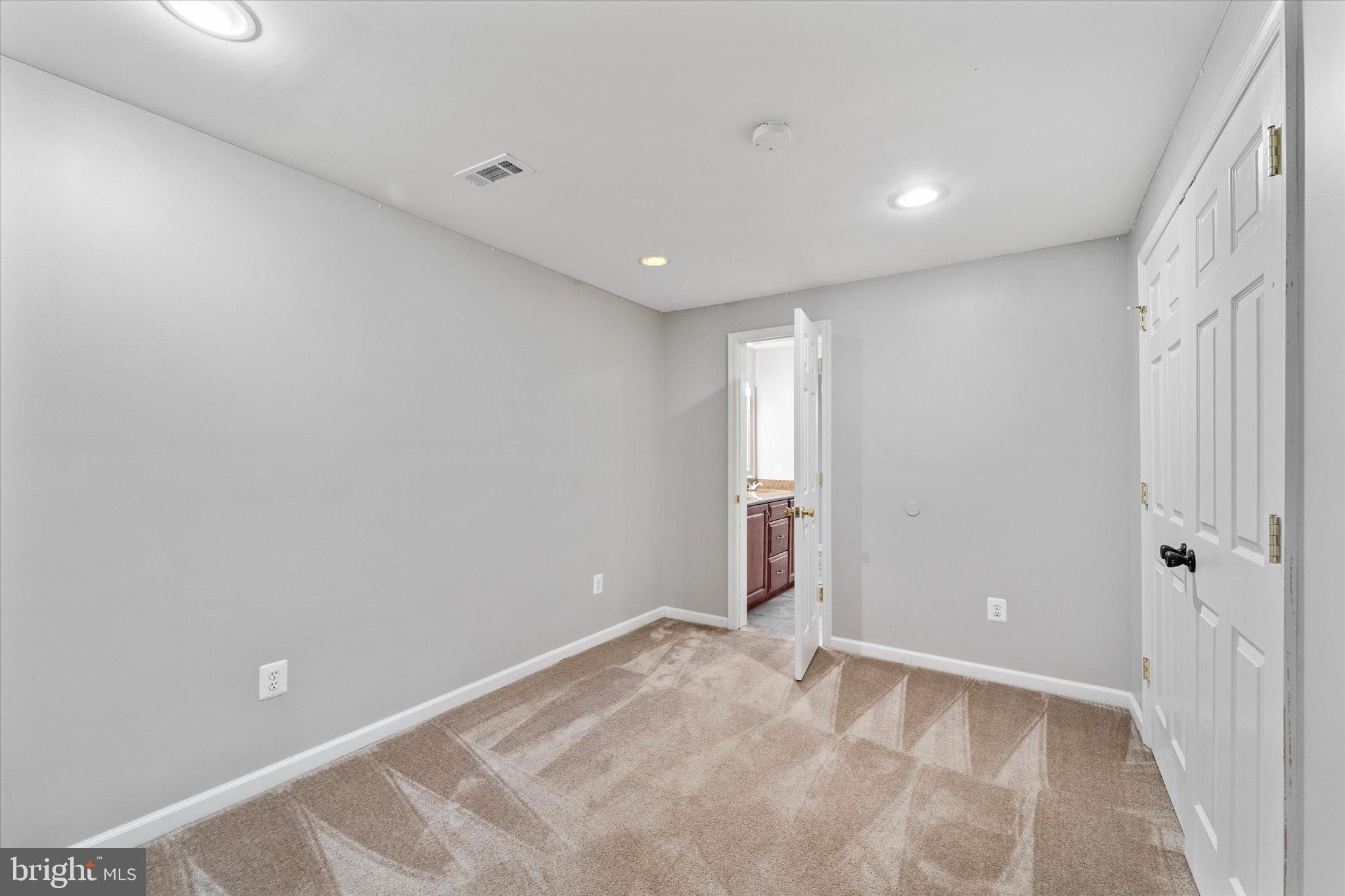 3933 Leaf Lawn Ln