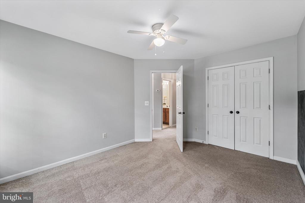 3933 Leaf Lawn Ln