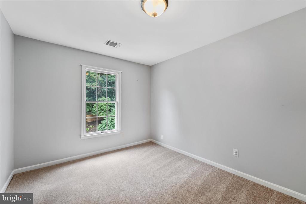3933 Leaf Lawn Ln