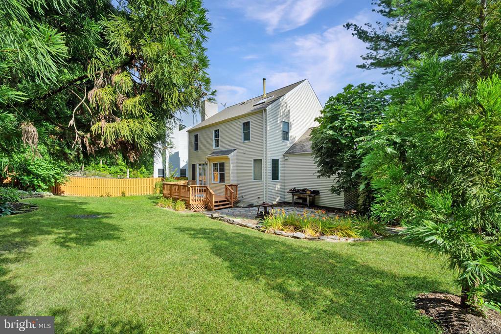 3933 Leaf Lawn Ln