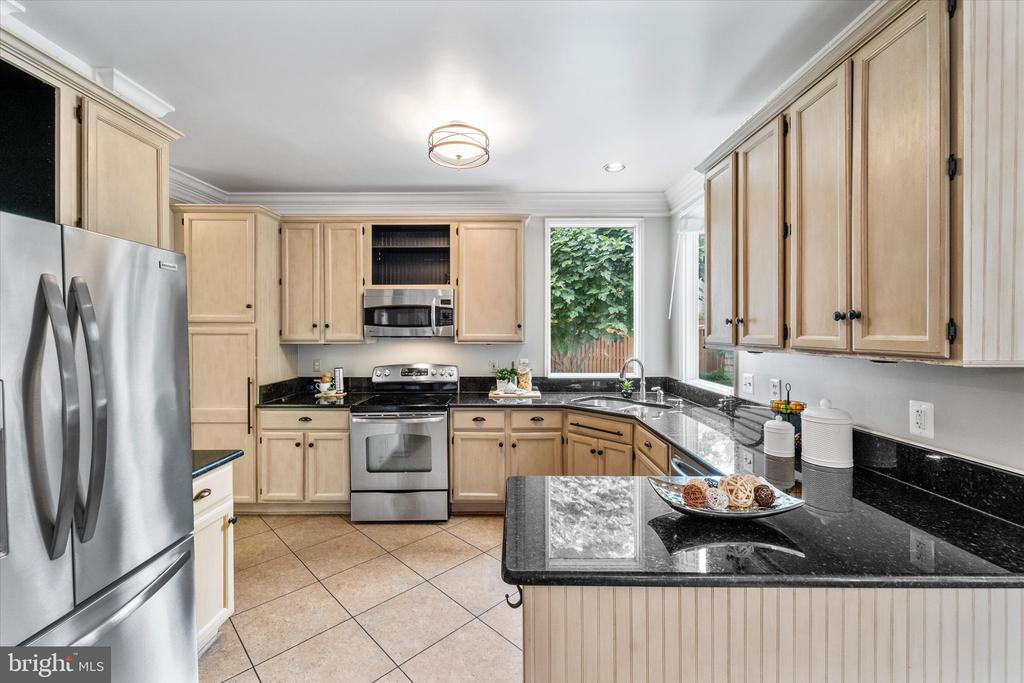 3933 Leaf Lawn Ln