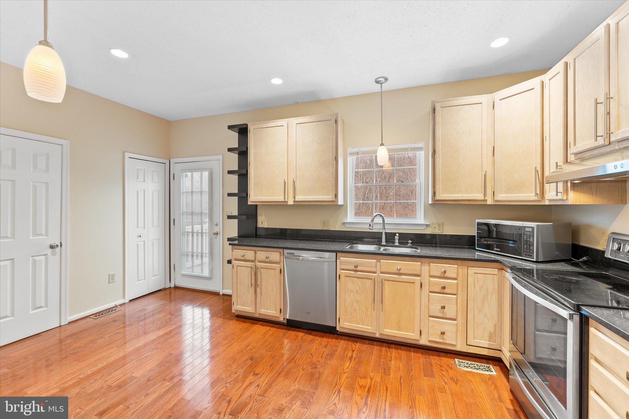407 LAKEVIEW CT