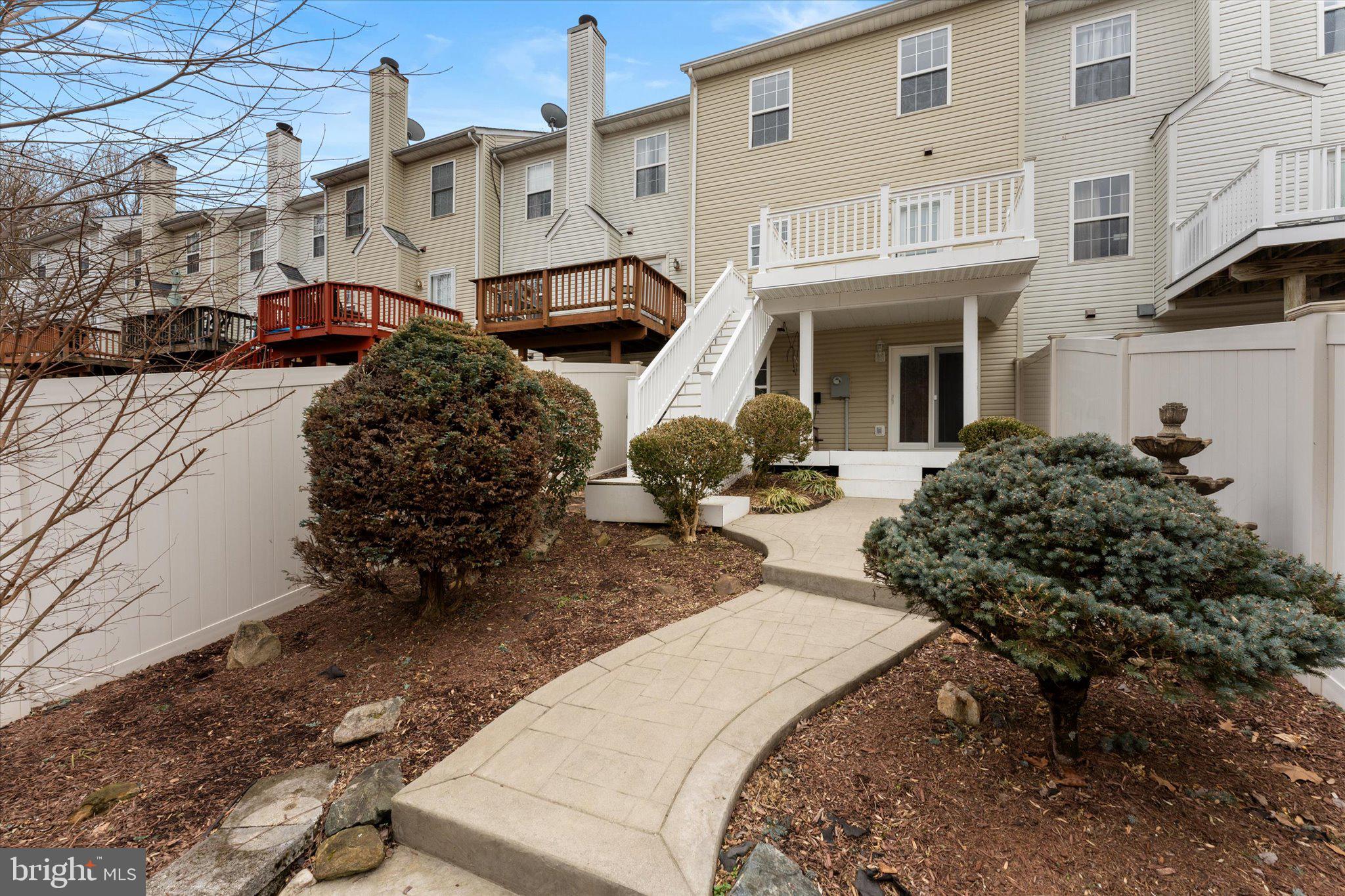 407 LAKEVIEW CT