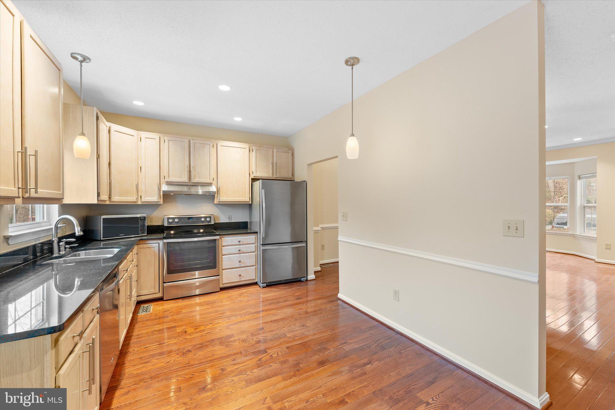 407 LAKEVIEW CT