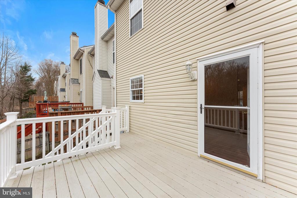 407 LAKEVIEW COURT