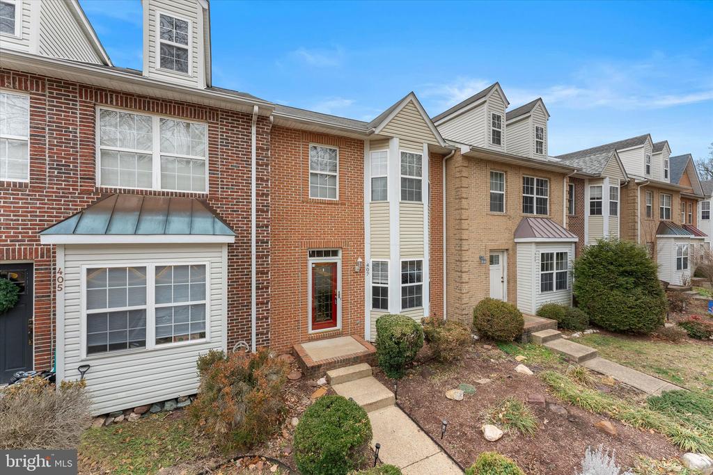 407 LAKEVIEW COURT