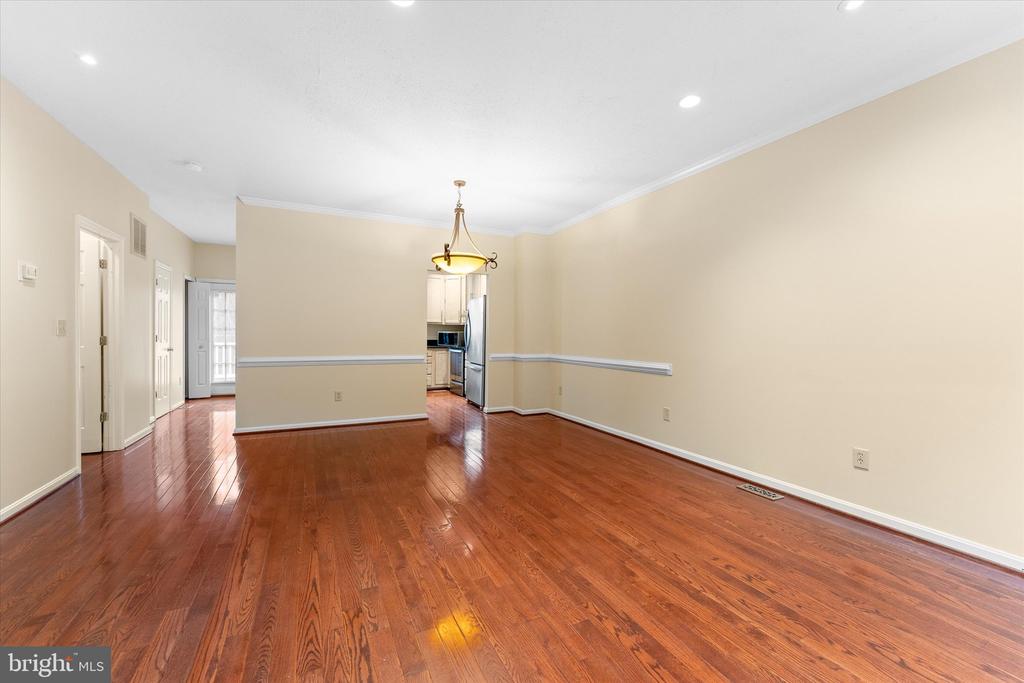 407 LAKEVIEW COURT