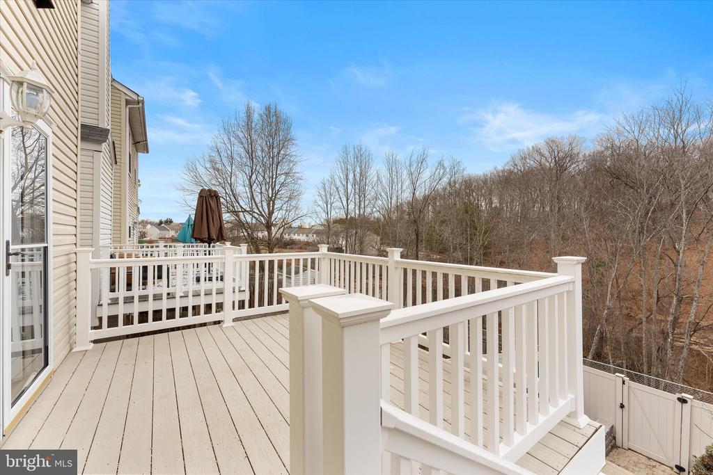 407 LAKEVIEW COURT