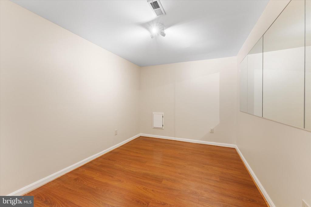407 LAKEVIEW COURT