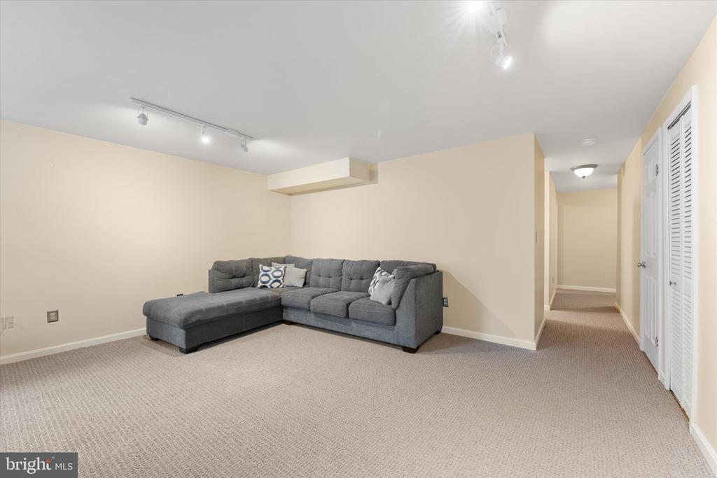 407 LAKEVIEW COURT