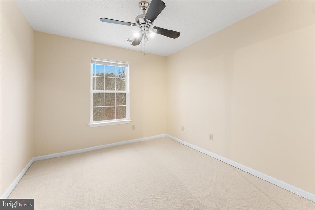 407 LAKEVIEW COURT