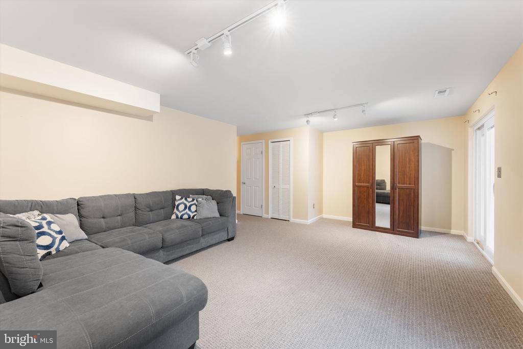 407 LAKEVIEW COURT
