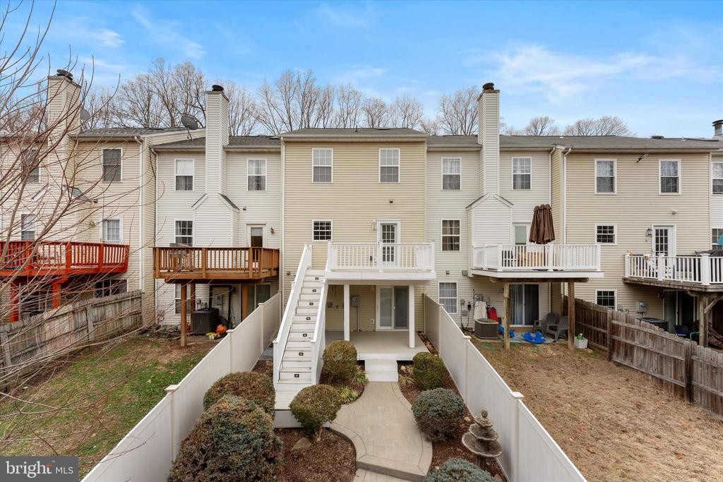 407 LAKEVIEW COURT