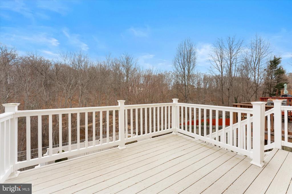 407 LAKEVIEW COURT