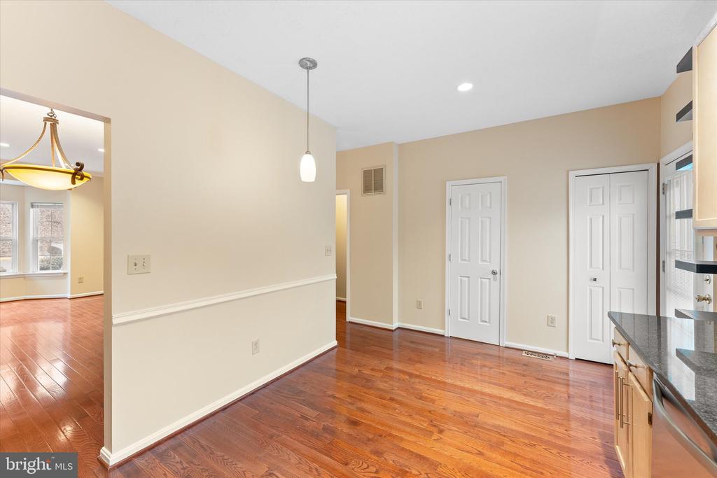 407 LAKEVIEW COURT