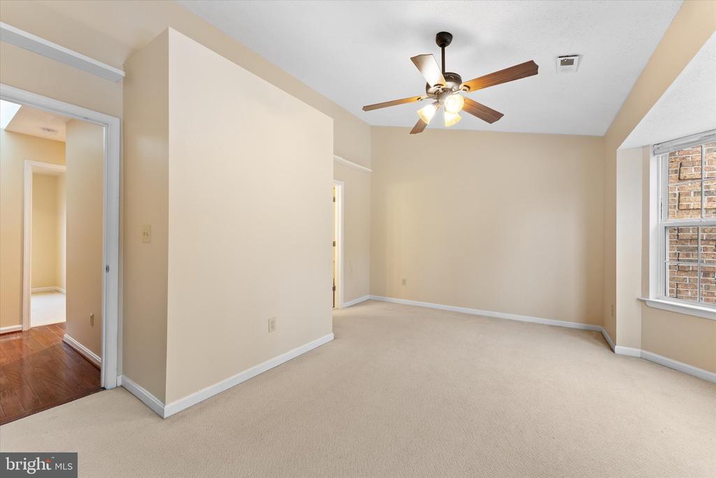 407 LAKEVIEW COURT