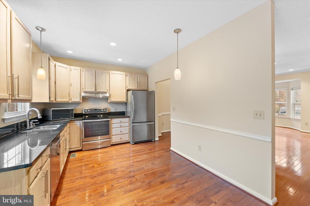 407 LAKEVIEW COURT