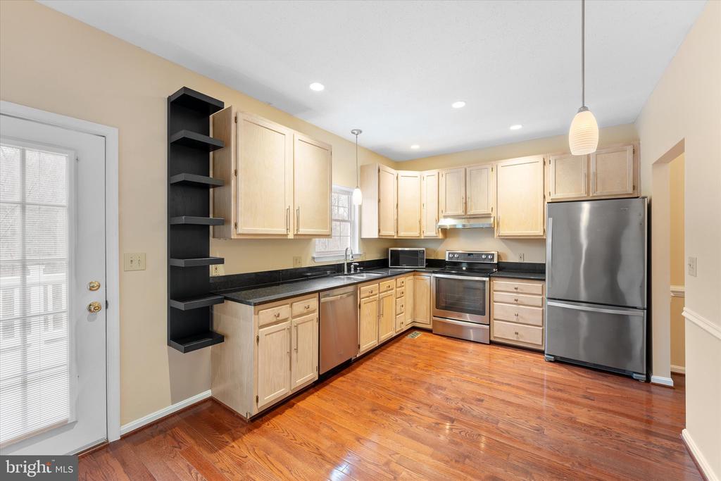 407 LAKEVIEW COURT