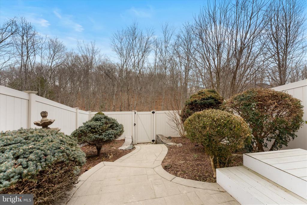 407 LAKEVIEW COURT