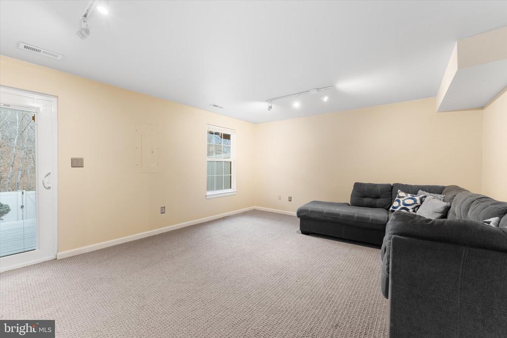 407 LAKEVIEW COURT