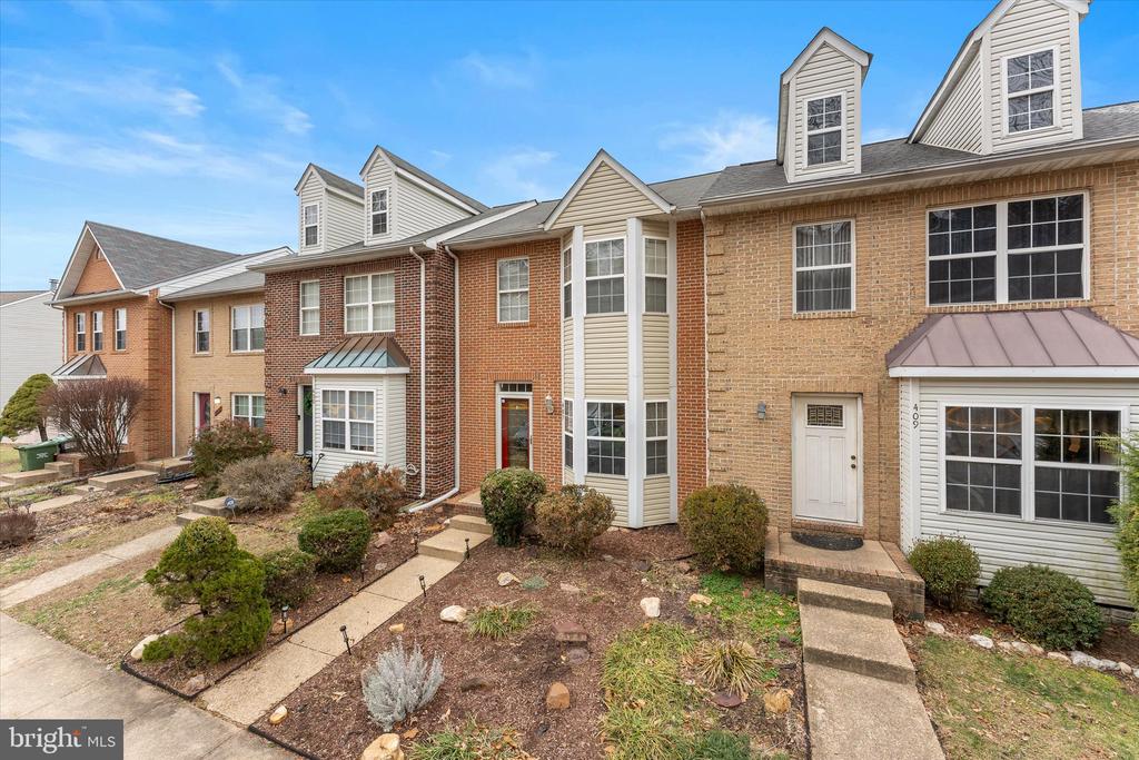 407 LAKEVIEW COURT
