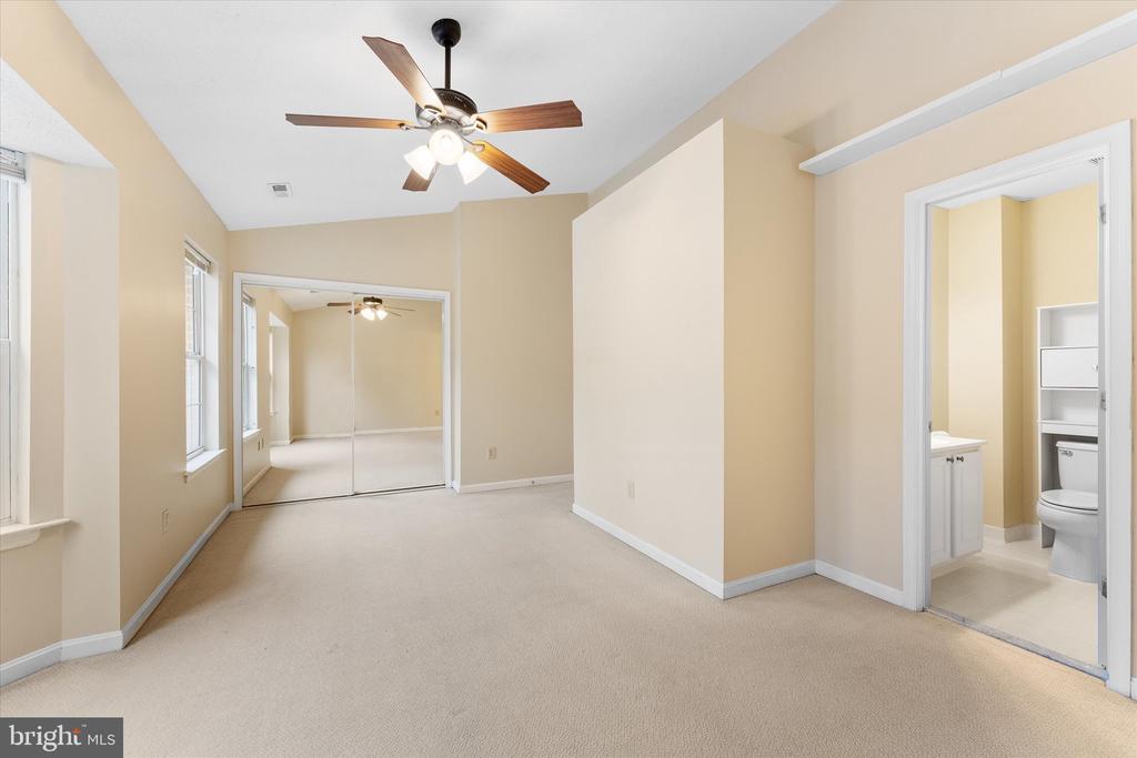 407 LAKEVIEW COURT