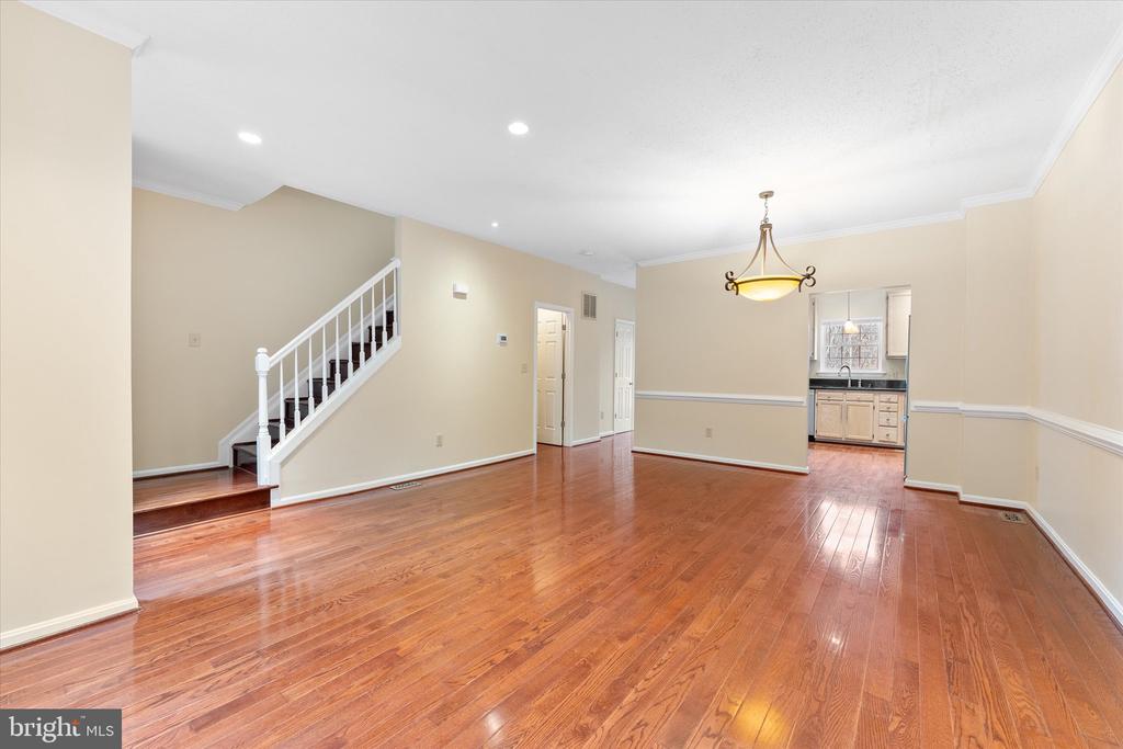407 LAKEVIEW COURT