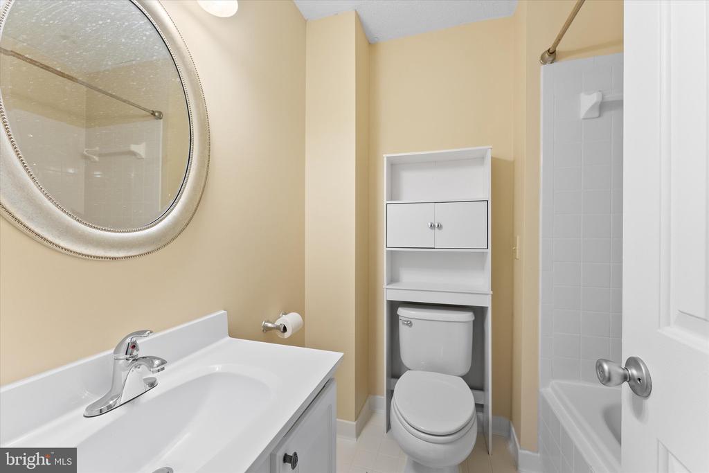 407 LAKEVIEW COURT