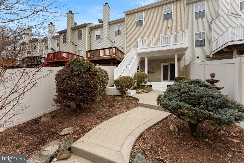 407 LAKEVIEW COURT
