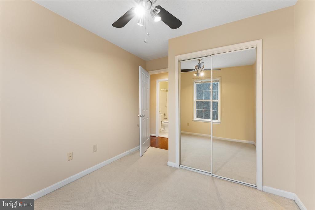 407 LAKEVIEW COURT