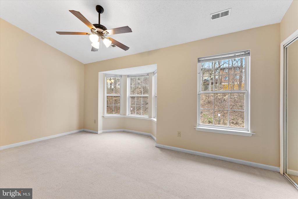 407 LAKEVIEW COURT