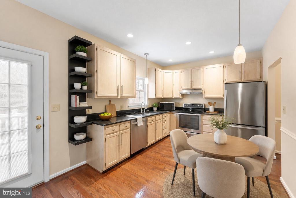 407 LAKEVIEW COURT