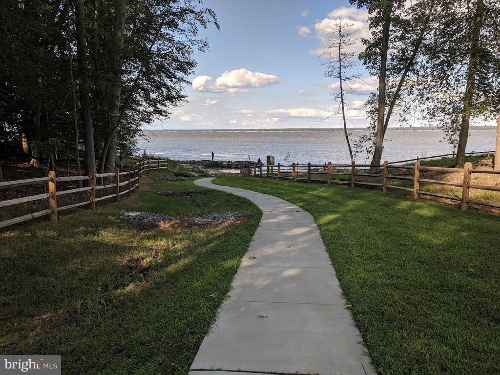 407 LAKEVIEW COURT