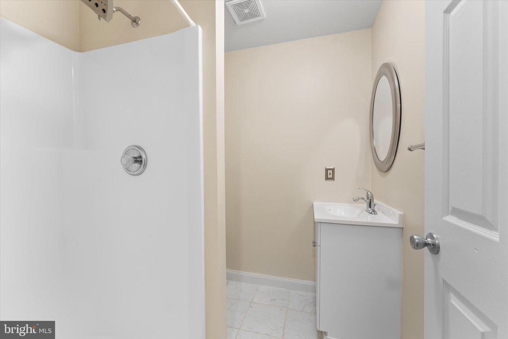 407 LAKEVIEW COURT