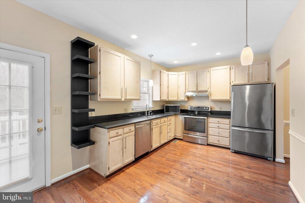 407 LAKEVIEW COURT