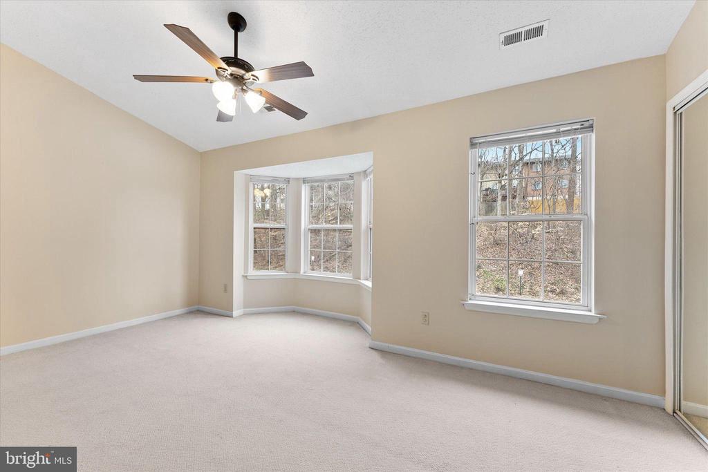 407 LAKEVIEW COURT
