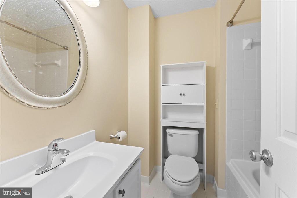 407 LAKEVIEW COURT