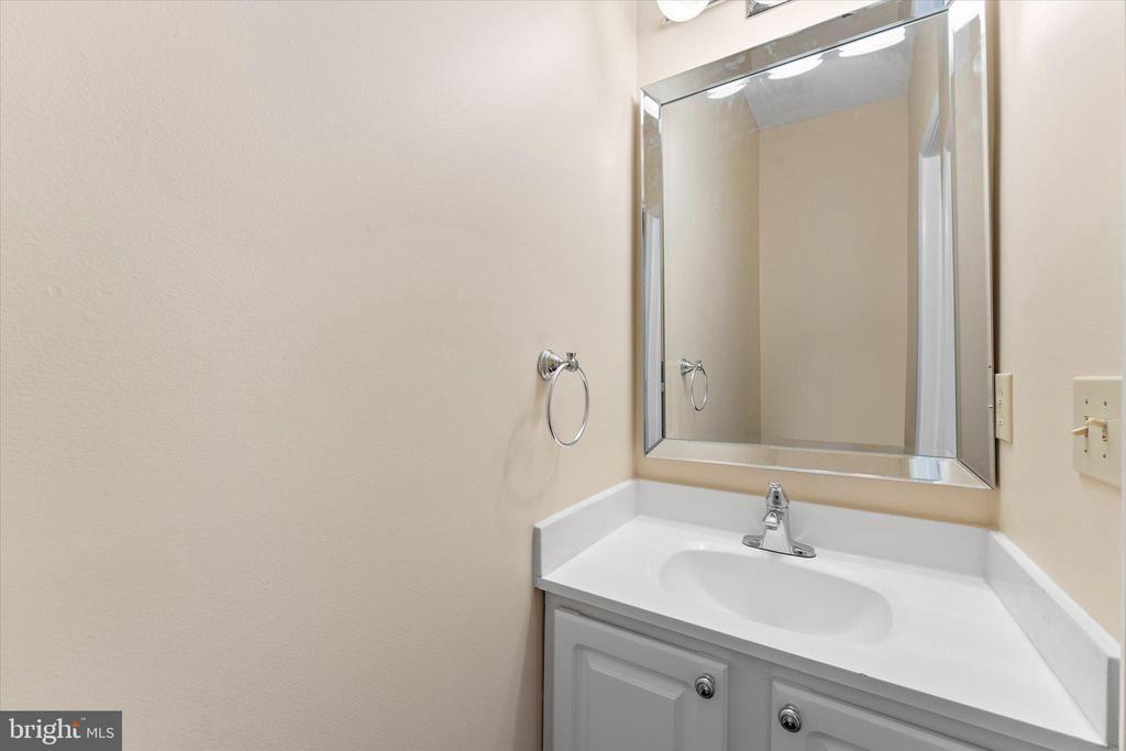 407 LAKEVIEW COURT
