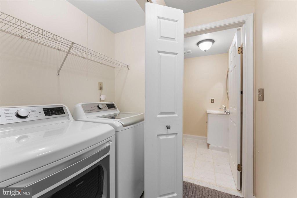 407 LAKEVIEW COURT