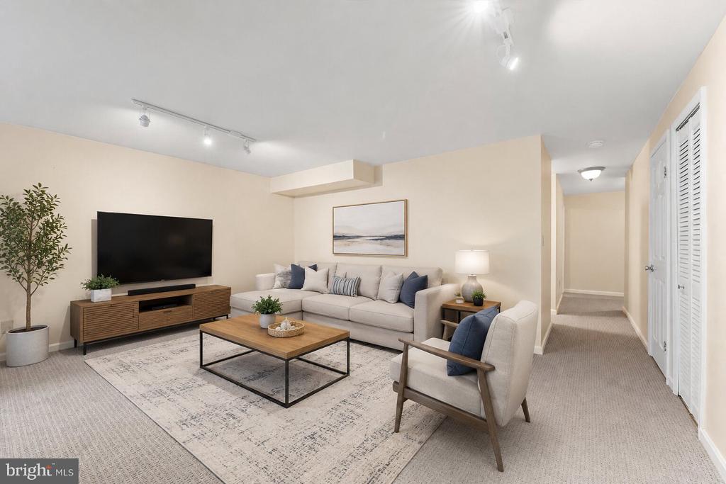 407 LAKEVIEW COURT