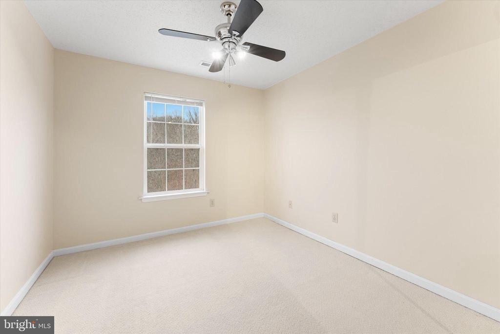 407 LAKEVIEW COURT