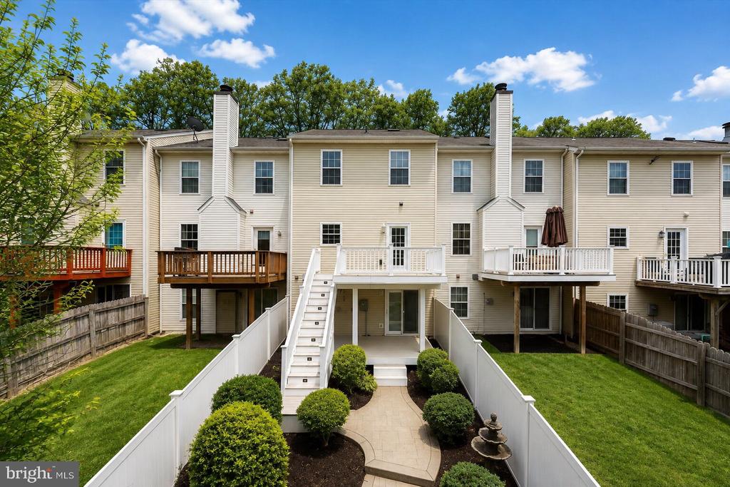 407 LAKEVIEW COURT