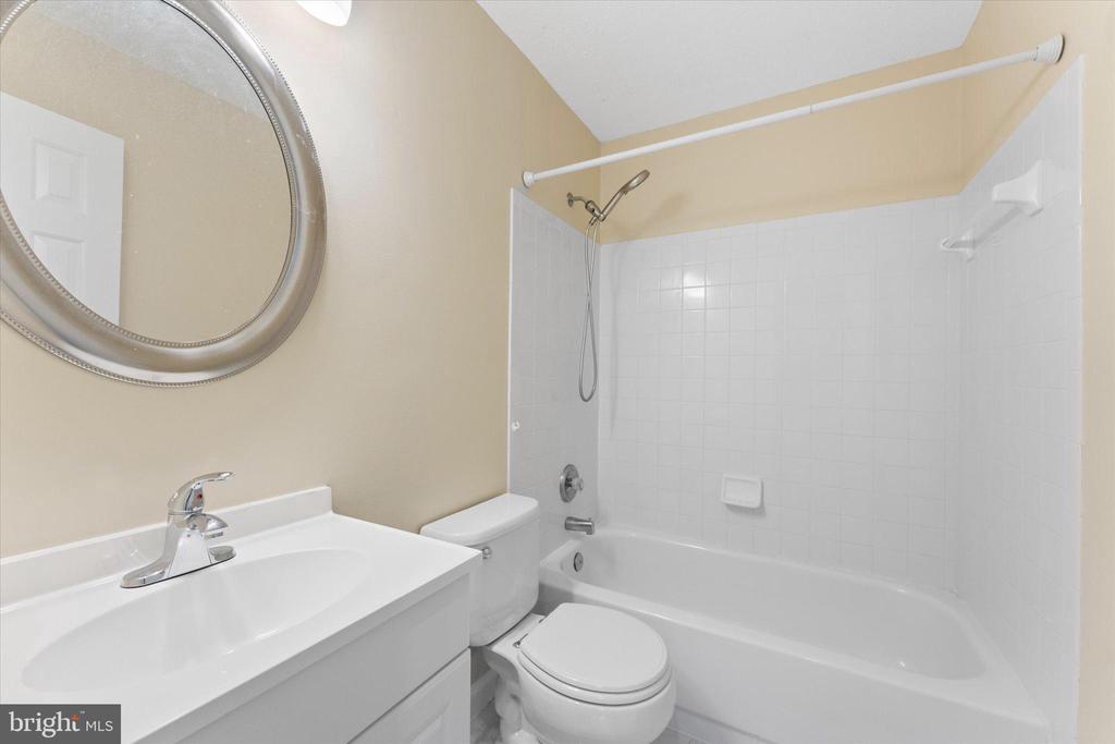407 LAKEVIEW COURT