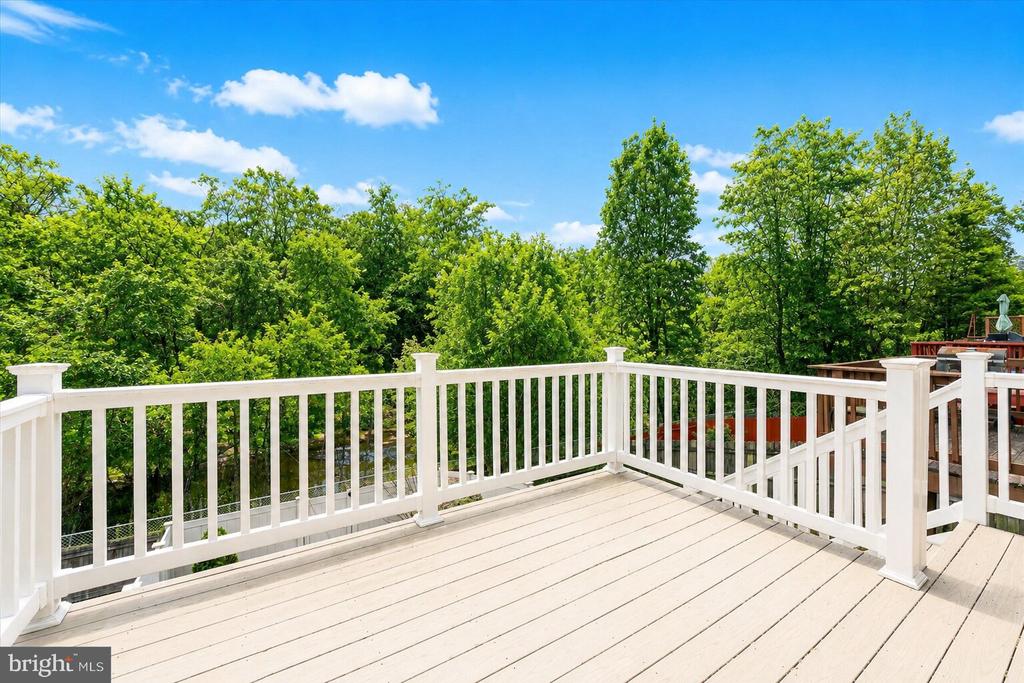 407 LAKEVIEW COURT
