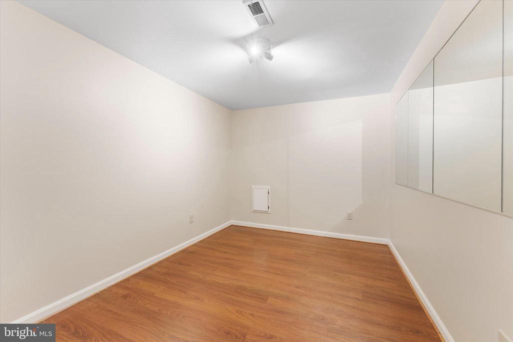 407 LAKEVIEW COURT